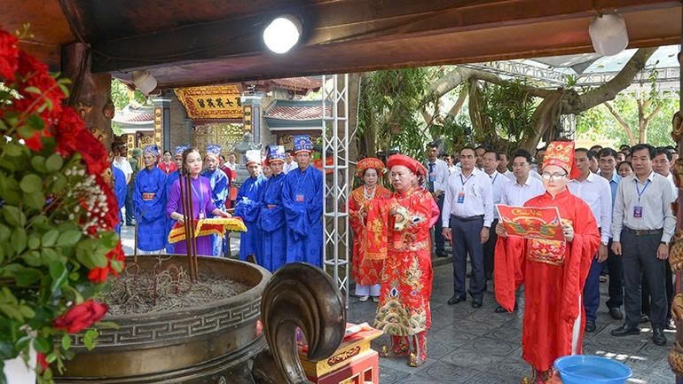 Các đại biểu và du khách tổ chức các nghi lễ, dâng hương tại di tích đền Bảo Hà. Ảnh: ITN