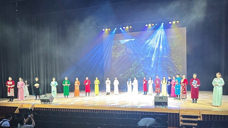 Phần trình diễn áo dài truyền thống trong khuôn khổ chương trình nghệ thuật đặc biệt “Tự hào một dải non sông”