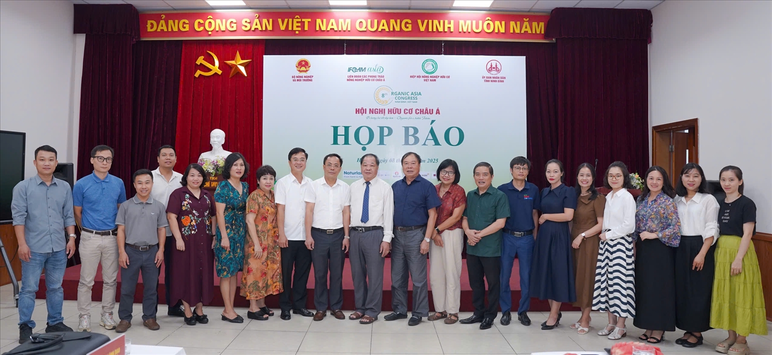 Các nhà báo chụp ảnh lưu niệm cùng lãnh đạo Hiệp hội Nông nghiệp Hữu cơ Việt Nam và đại diện tỉnh Ninh Bình - Ảnh: Phạm Thông