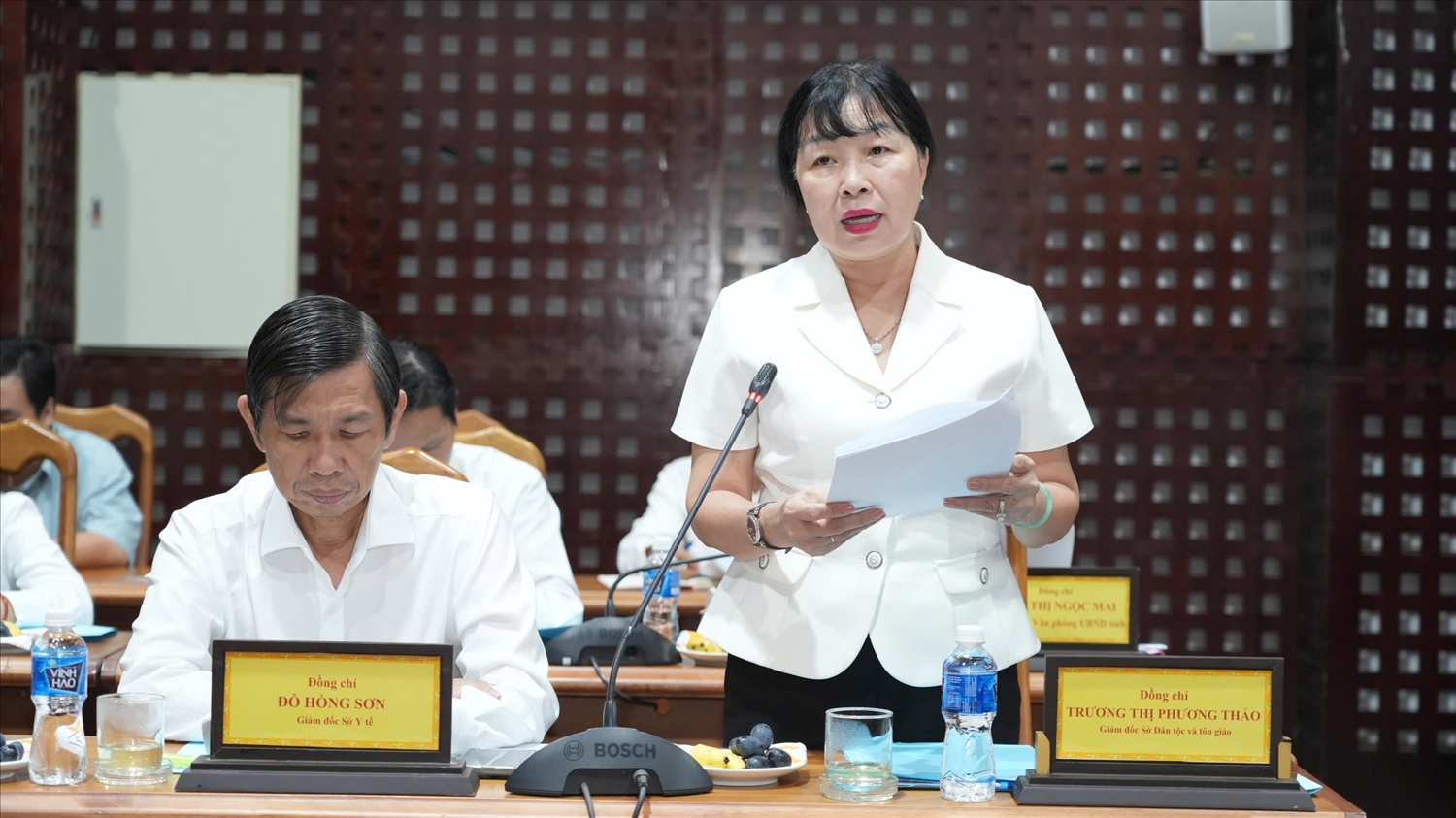 Bà Trương Thị Phương Thảo, Giám đốc Sở Dân tộc và Tôn giáo tỉnh Tây Ninh báo cáo với đoàn công tác của Bộ Dân tộc và Tôn giáo tại buổi làm việc
