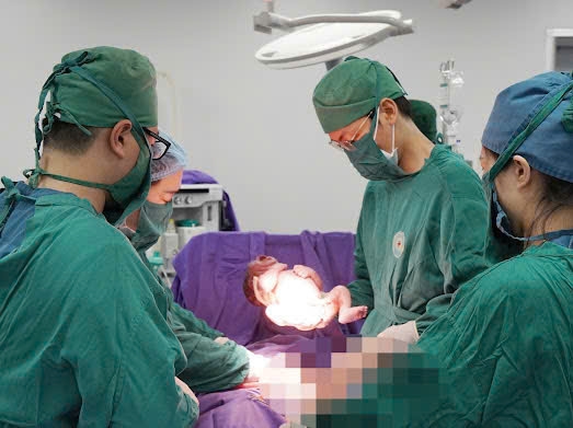 Ca mổ của sản phụ đảo Thắng Lợi được tiến hành thành công, bé gái nặng 2,4kg chào đời an toàn