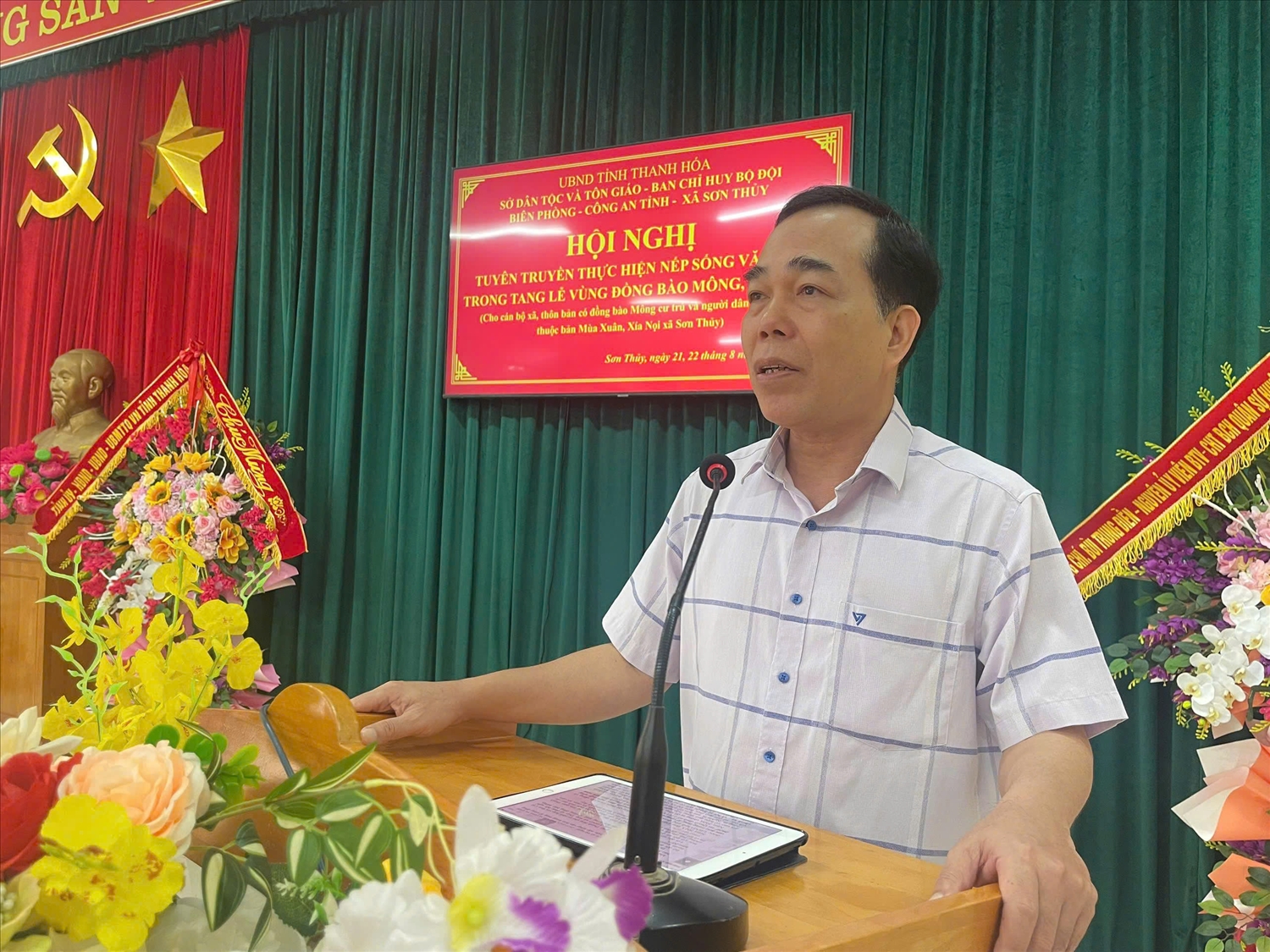 Ông Cầm Bá Tường, Phó Giám đốc Sở Dân tộc và Tôn giáo tỉnh Thanh Hóa phát biểu khai mạc hội nghị.