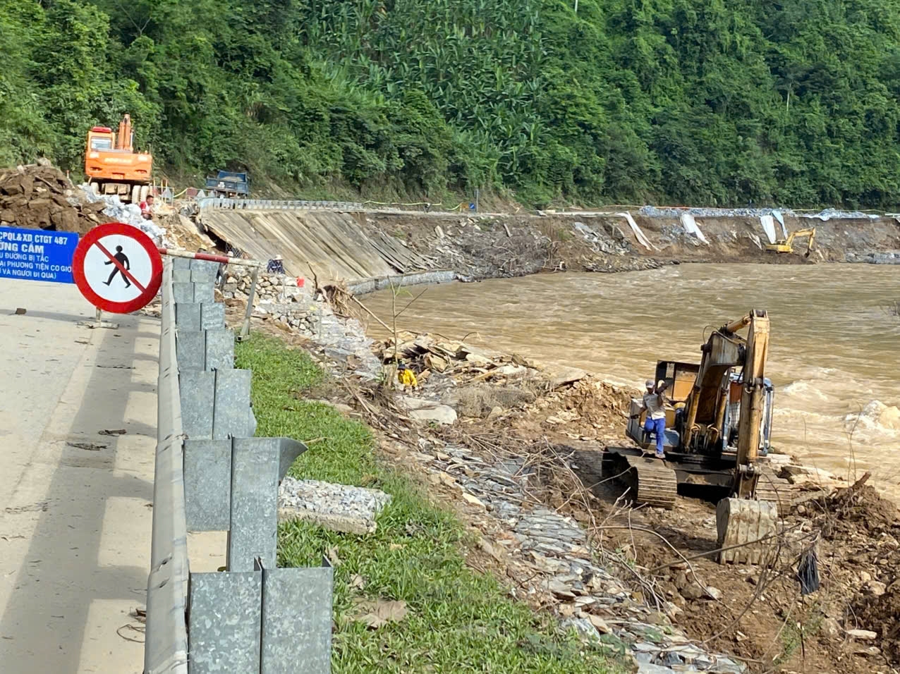 Huy động nhiều máy móc nỗ lực xử lý sạt lở Quốc lộ 7 - Ảnh: Thanh Hải
