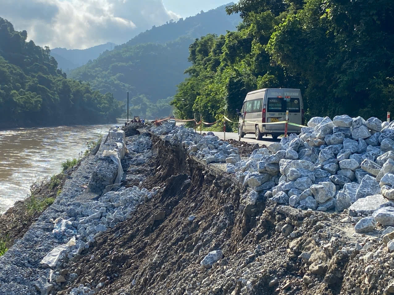 Đại diện Công ty Cổ phần 495 nói thêm: Nếu trời không mưa thì chừng 1 tháng nữa sẽ kè xong từ taluy âm lên đến mặt đường - Ảnh: Thanh Hải