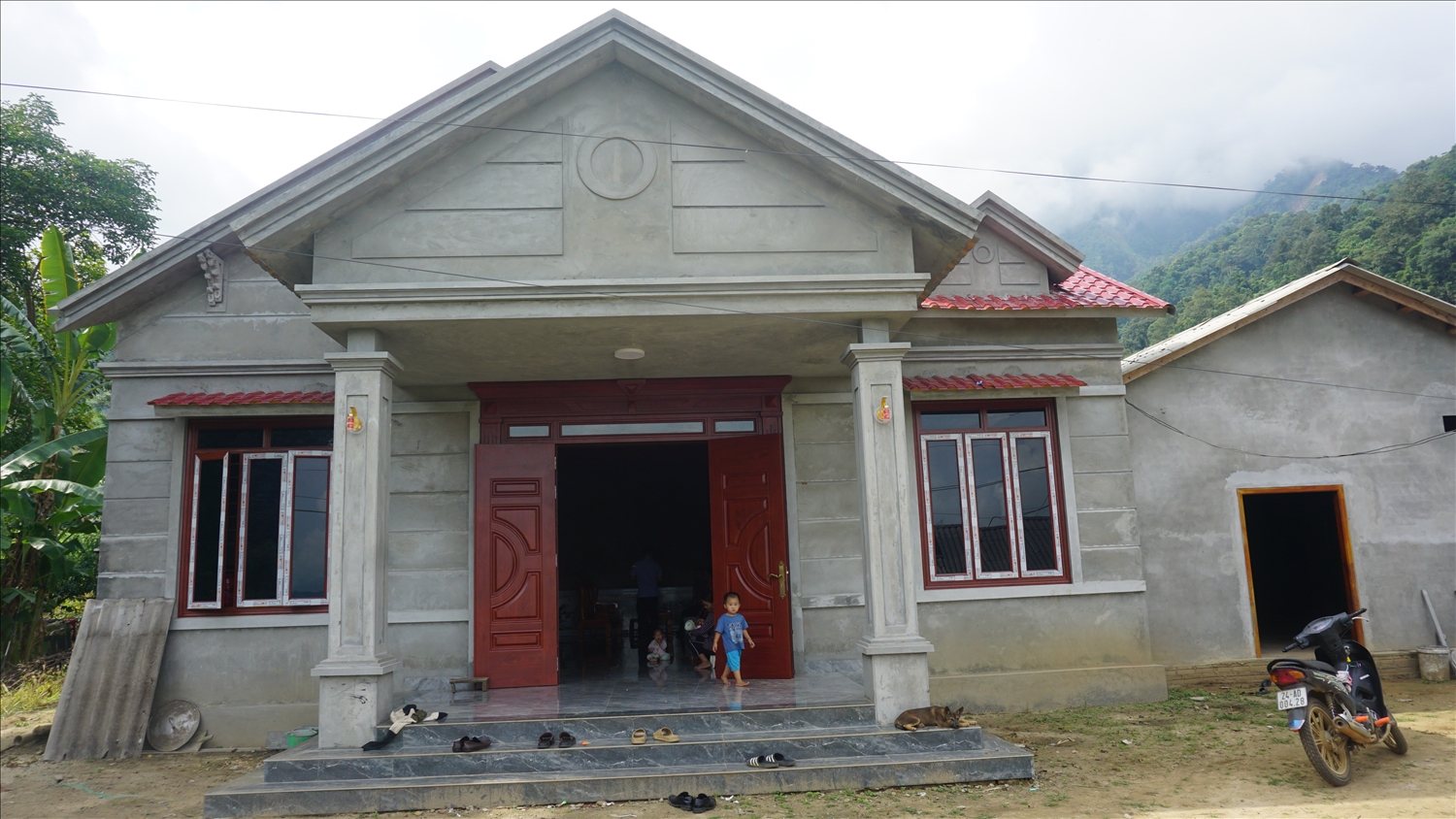 Căn nhà tạm trước đây của gia đình anh Lở đã được thay thế bằng ngôi nhà xây khang trang kiên cố (ảnh Trọng Bảo)
