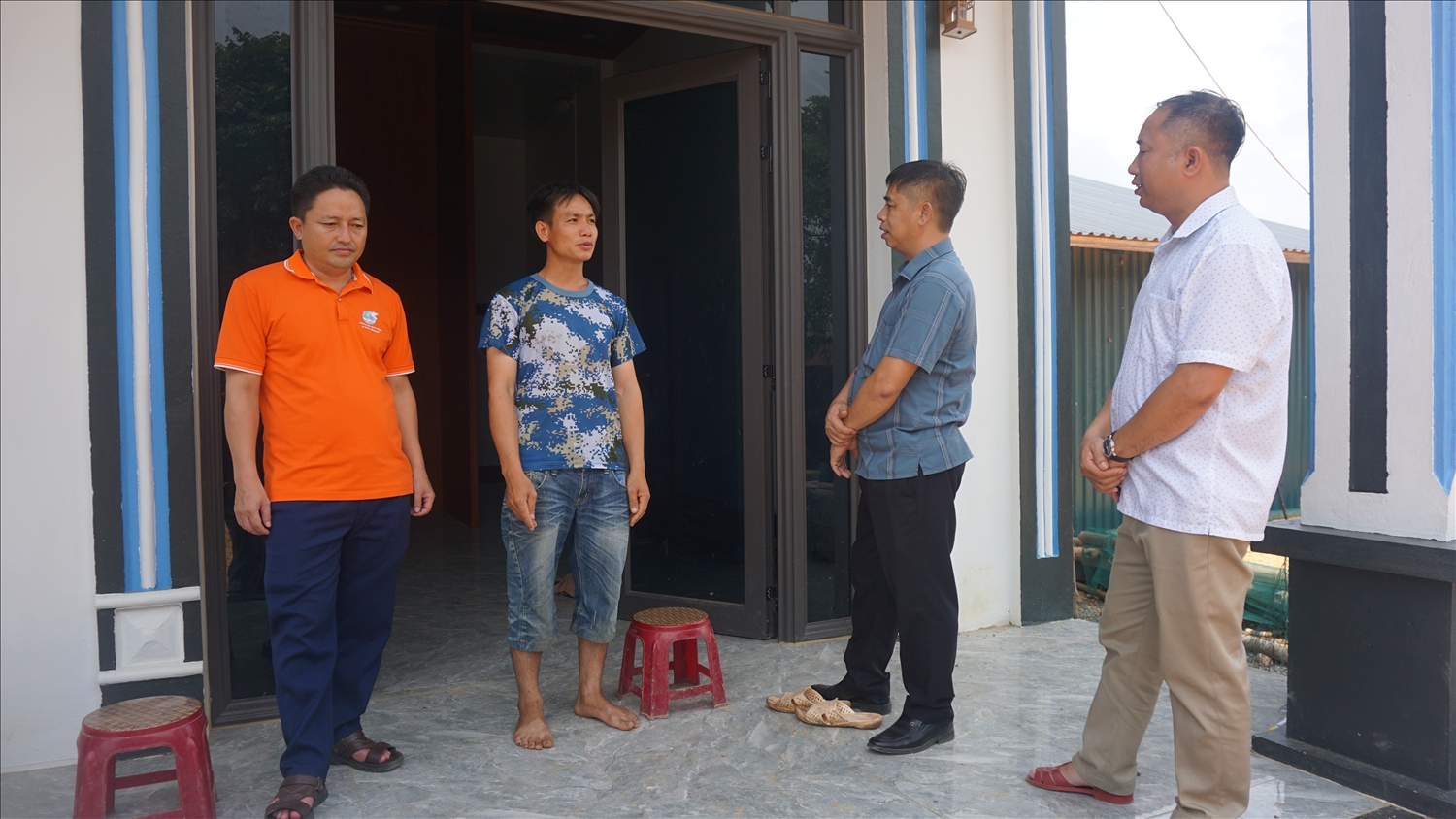 Theo ông Minh (thứ 2 từ phải qua) công tác tuyên truyền, vận động có vai trò quan trọng trong triển khai chương trình xóa nhà tạm, nhà dột nát (ảnh Trọng Bảo)