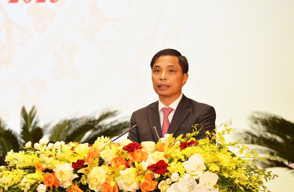 Phó Chủ tịch Thường trực UBND tỉnh Quảng Ninh Vũ Văn Diện phát động thi đua. (Ảnh: Mỹ Dung)