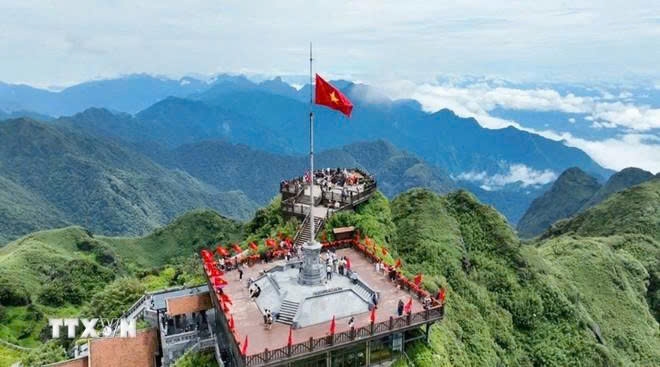Lễ thượng cờ đặc biệt trên đỉnh Fansipan chào mừng Quốc khánh 2/9. (Ảnh: TTXVN phát)