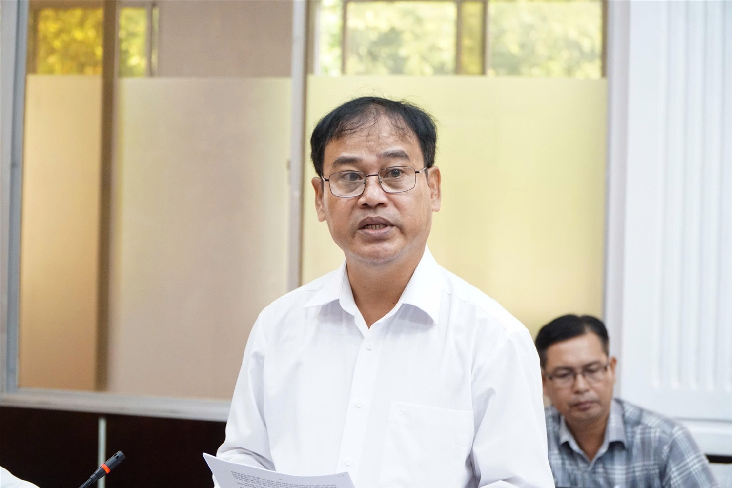 Ông Danh Phúc, Giám đốc Sở Dân tộc và Tôn giáo tỉnh An Giang báo cáo với đoàn công tác