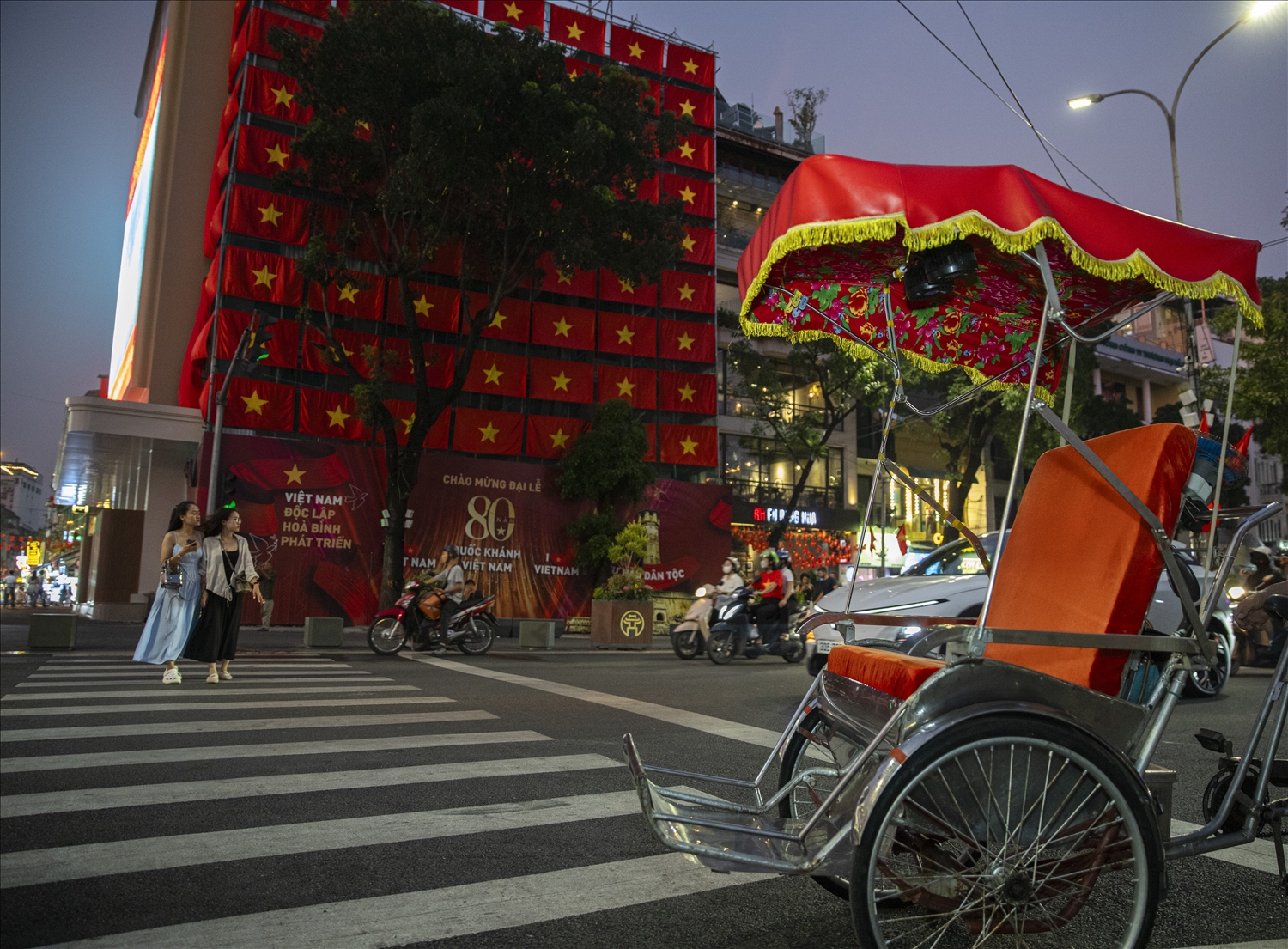 Mặt tiền tòa nhà hướng ra hồ cũng được chỉnh trang và trang hoàng rực rỡ với hàng trăm lá cờ Tổ quốc. (Ảnh Tuấn Ninh)