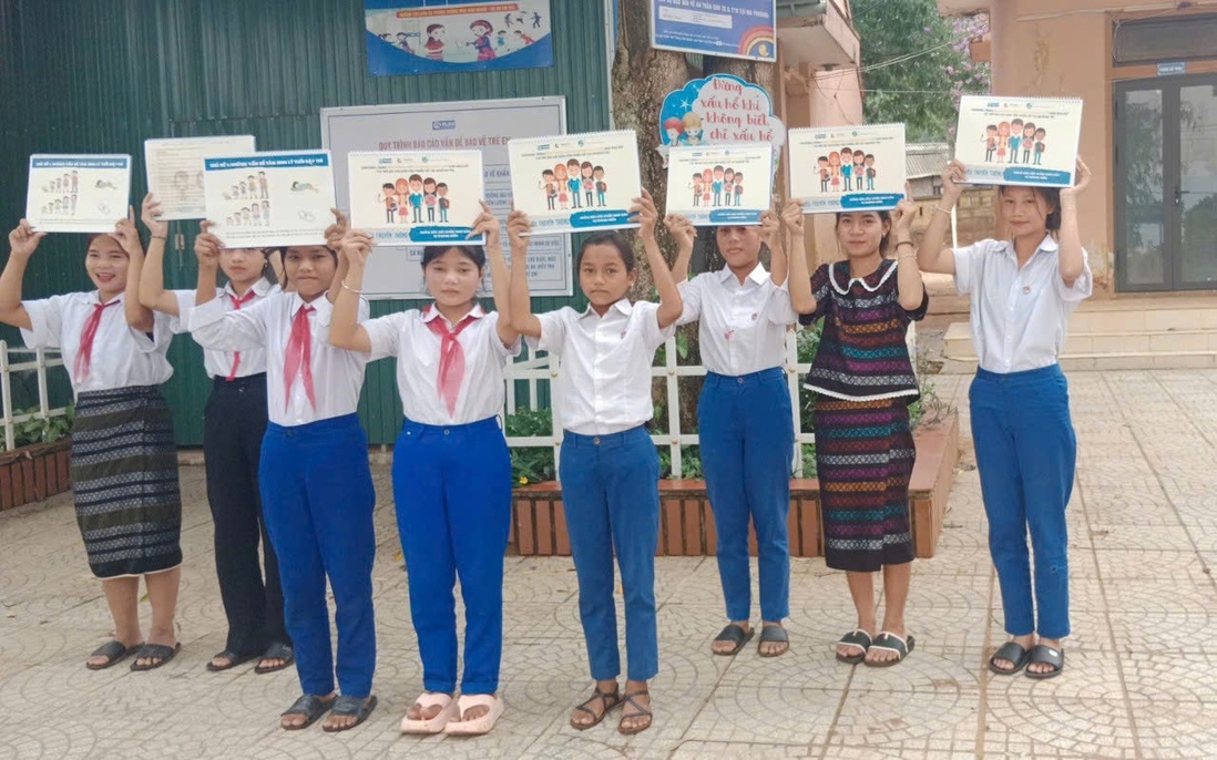 Các thành viên CLB “Thủ lĩnh của sự thay đổi” Trường TH&THCS A Dơi trở thành những truyền thông viên tích cực trong các phong trào của nhà trường (Ảnh P.Thiện)