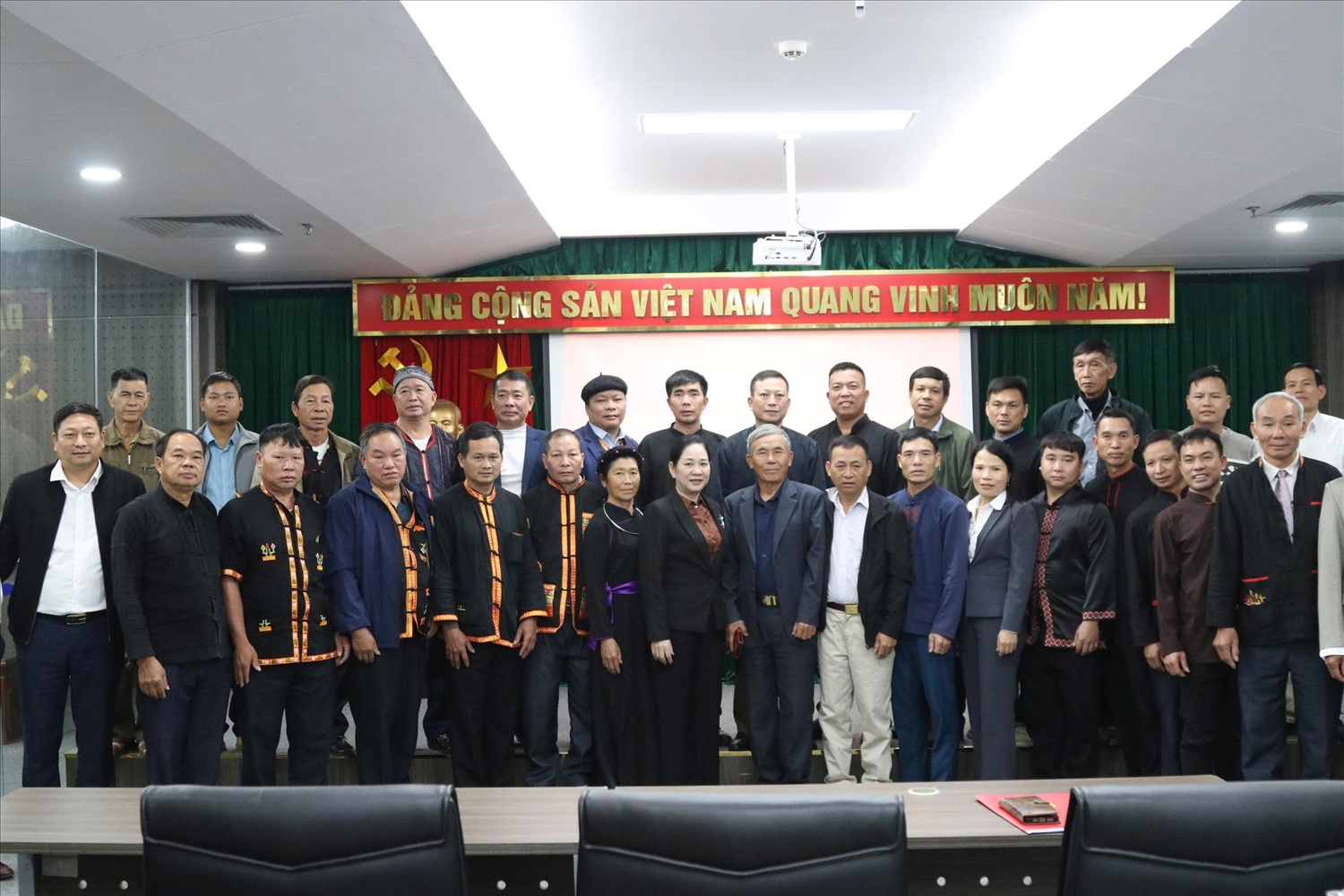 Thứ trưởng Nông Thị Hà chụp ảnh lưu niệm cùng Đoàn đại biểu Người có uy tín tỉnh Quảng Ninh 