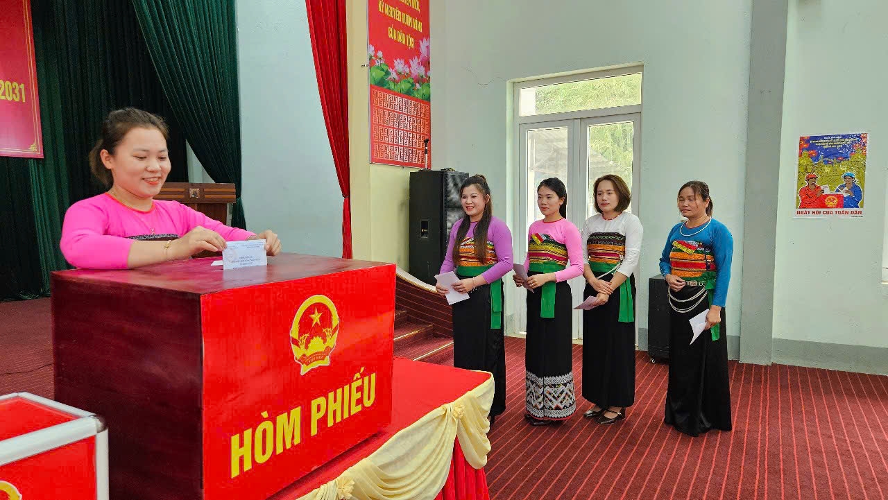 Đồng bào Thái bỏ bản Pọong 1, xã Hiền Kiệt (Thanh Hóa) diện trang phục truyền thống trong ngày hội toàn dân