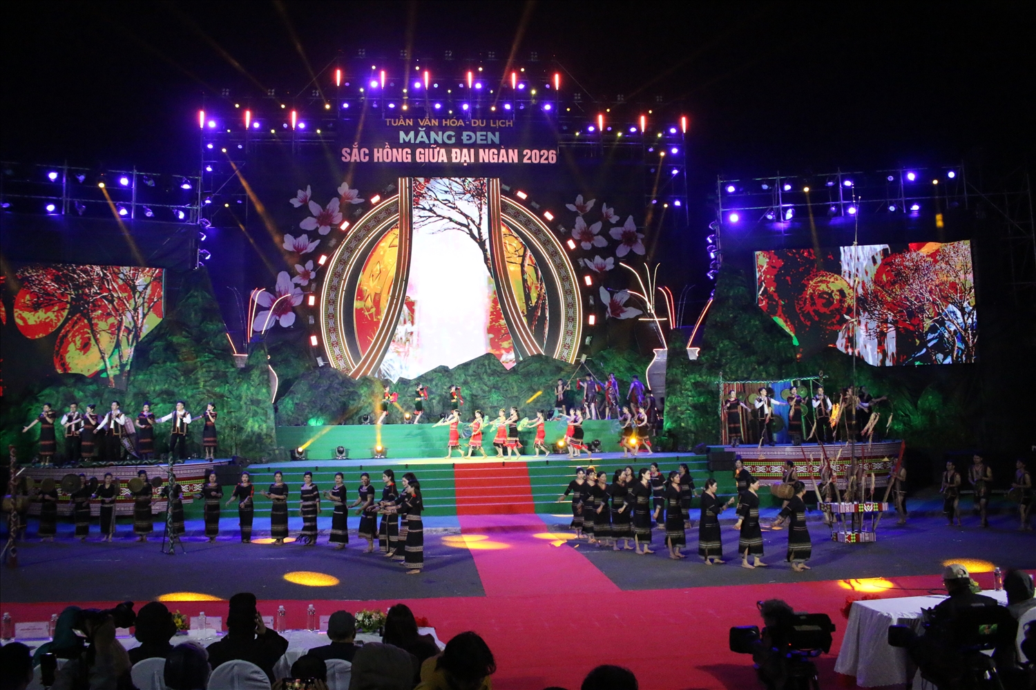 Chương trình nghệ thuật chào mừng Lễ khai mạc Tuần lễ Văn hóa - Du lịch Măng Đen năm 2026. (Ảnh: Ngọc Chí)