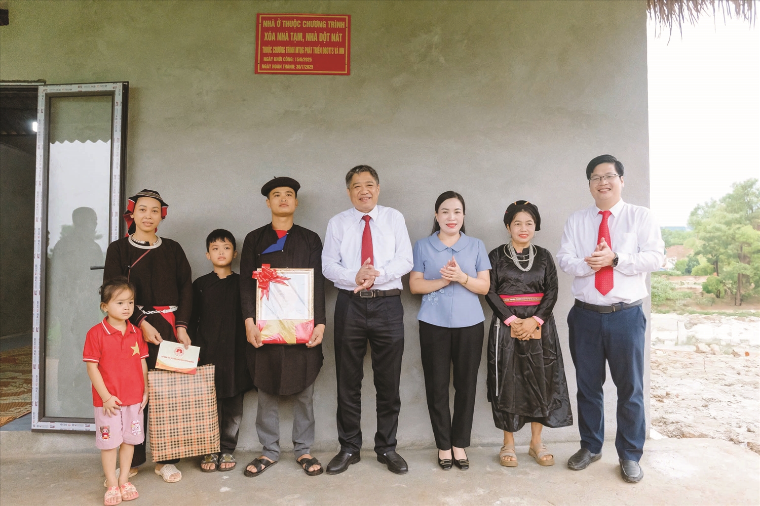 Lãnh đạo tỉnh Tuyên Quang dự Lễ khánh thành nhà ở cho hộ dân có hoàn cảnh khó khăn được hỗ trợ từ các chính sách giảm nghèo