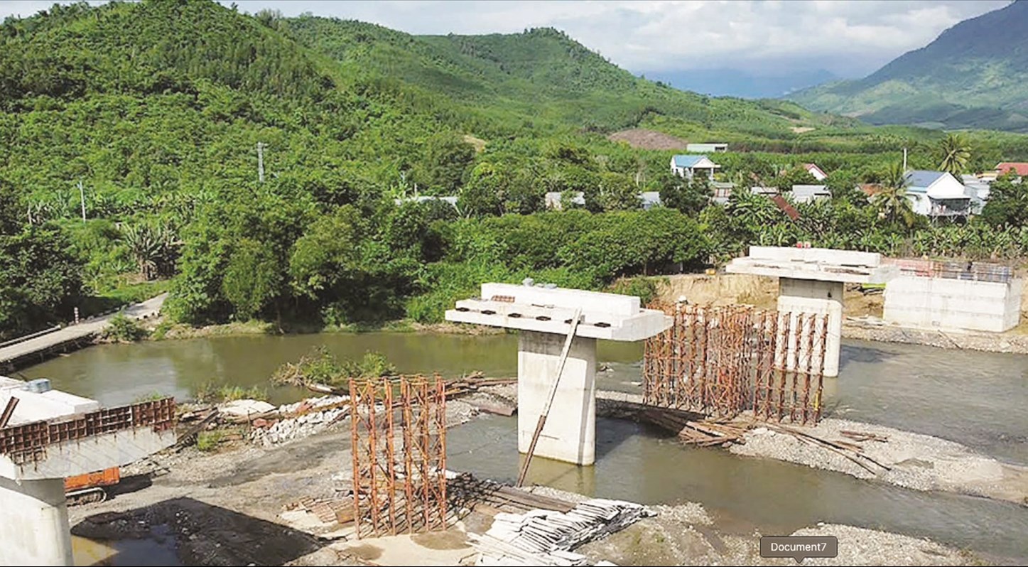 Cầu Thác Ngựa, xã Khánh Vĩnh đang được các nhà thầu tích cực thi công để sớm đưa vào sử dụng