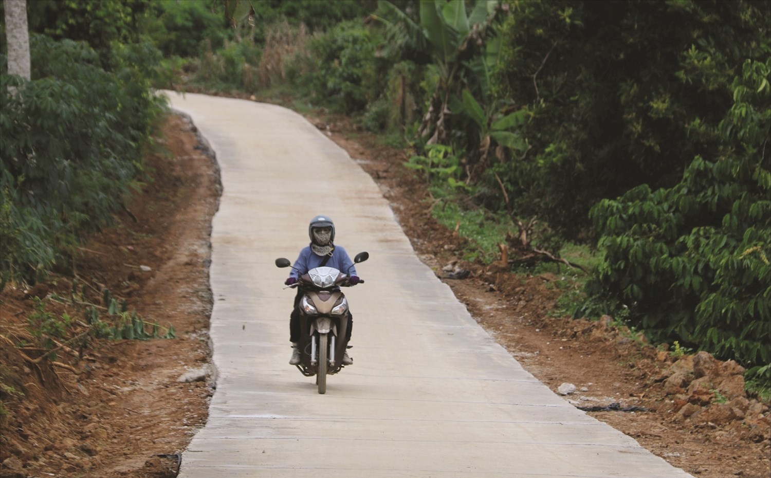 Con đường bê tông ở thôn Đắk Hợp được đầu tư từ nguồn lực của Nhà nước và đóng góp của Nhân dân