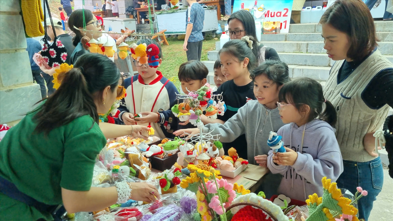 Các em nhỏ khám phá, tìm hiểu những sản phẩm thủ công truyền thống