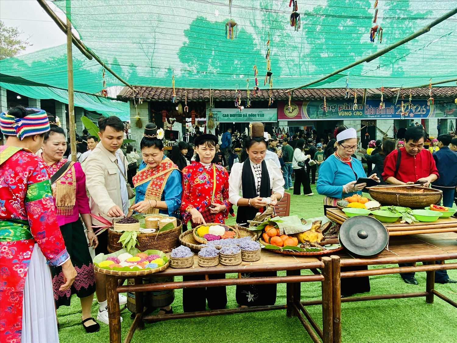 Nhiều đặc sản và sản vật của miền núi được mang xuống chợ, giới thiệu tới du khách trong không khí mua bán rộn ràng của phiên chợ vùng cao