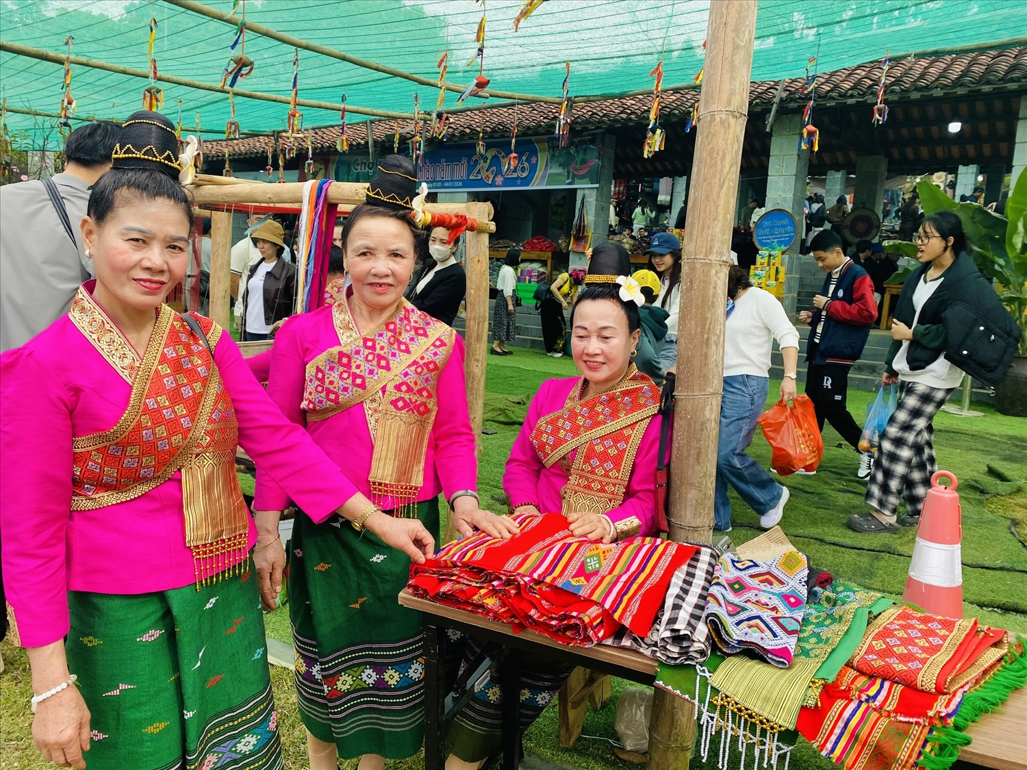 Những tấm vải thổ cẩm truyền thống được bày bán tại phiên chợ