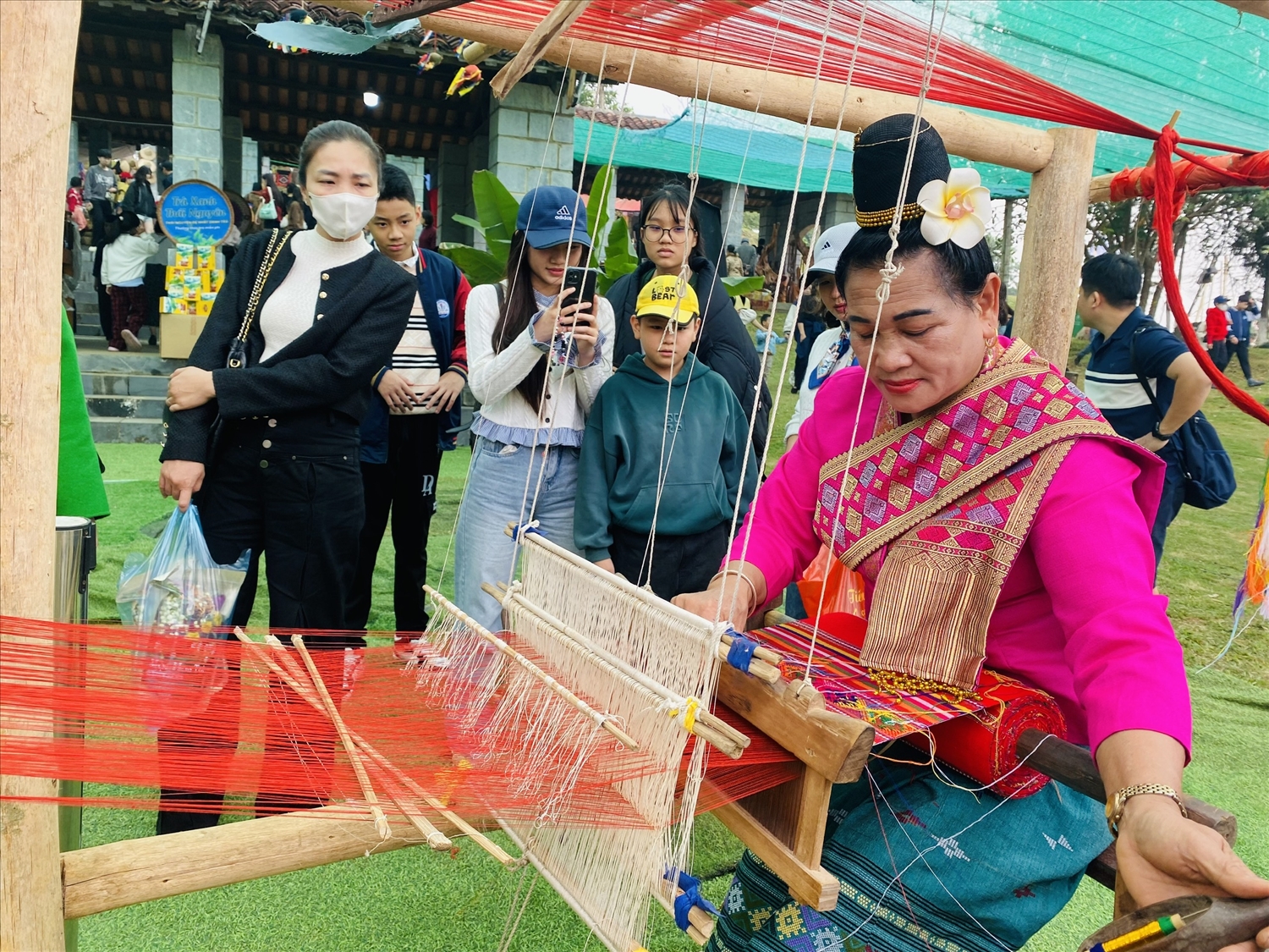 Du khách được hoà mình vào không gian văn hoá vùng cao