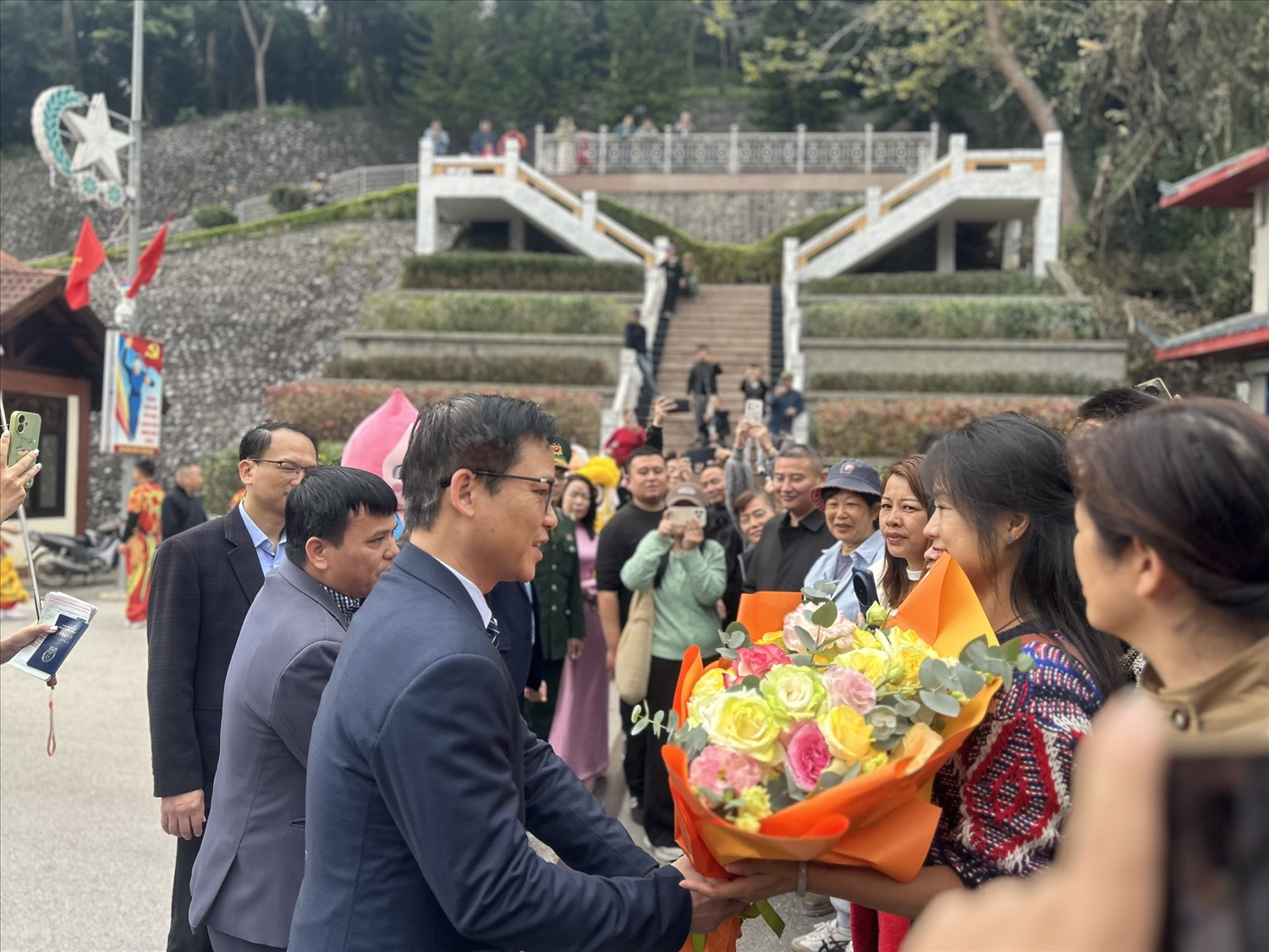 Lãnh đạo Trung tâm Xúc tiến Đầu tư, Thương mại và Du lịch tỉnh Lạng Sơn chúc mừng đại diện đoàn khách du lịch đầu tiên đến Lạng Sơn qua Cửa khẩu Quốc tế Hữu Nghị năm 2026