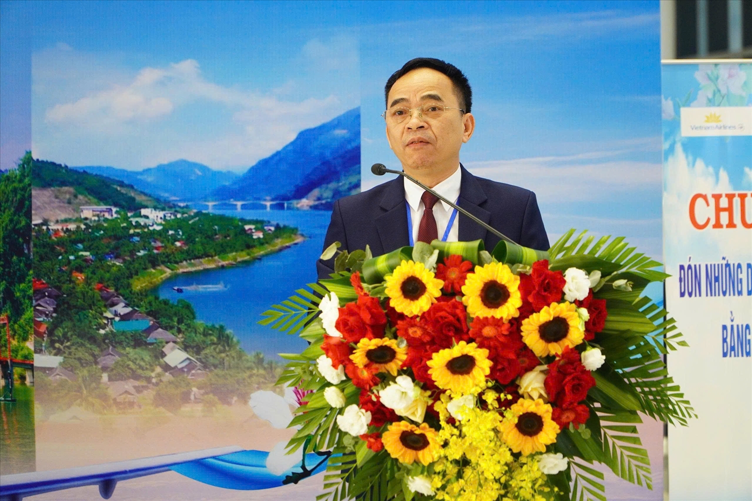 Ông Nguyễn Văn Đoạt, Phó Chủ tịch UBND tỉnh Điện Biên phát biểu tại chương trình