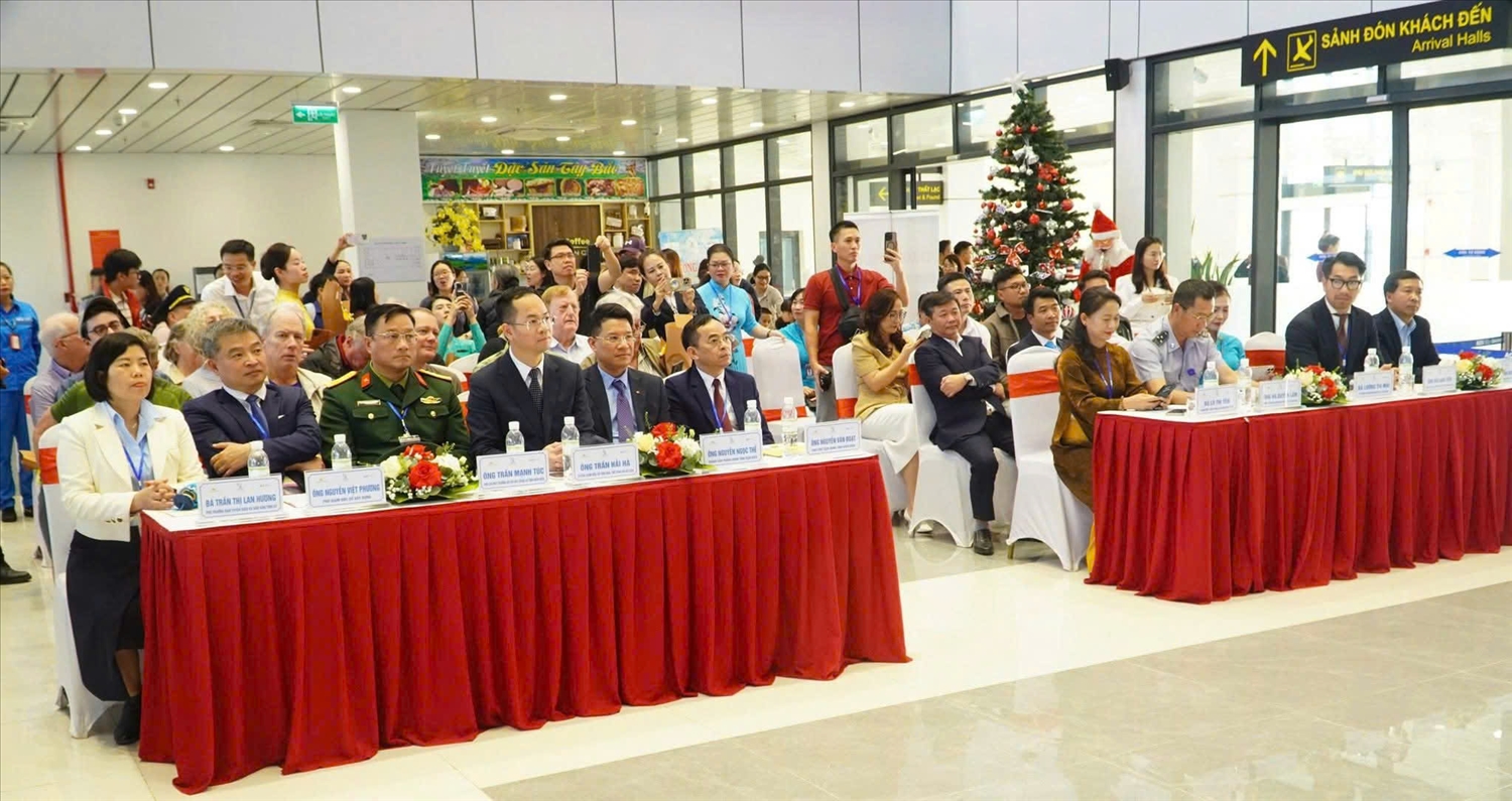 Chuyến bay nội địa mang ký hiệu VN1804 khởi hành từ Cảng Hàng không quốc tế Nội Bài, chở 184 hành khách đã hạ cánh tại Cảng Hàng không Điện Biên lúc 15 giờ 51 phút cùng ngày