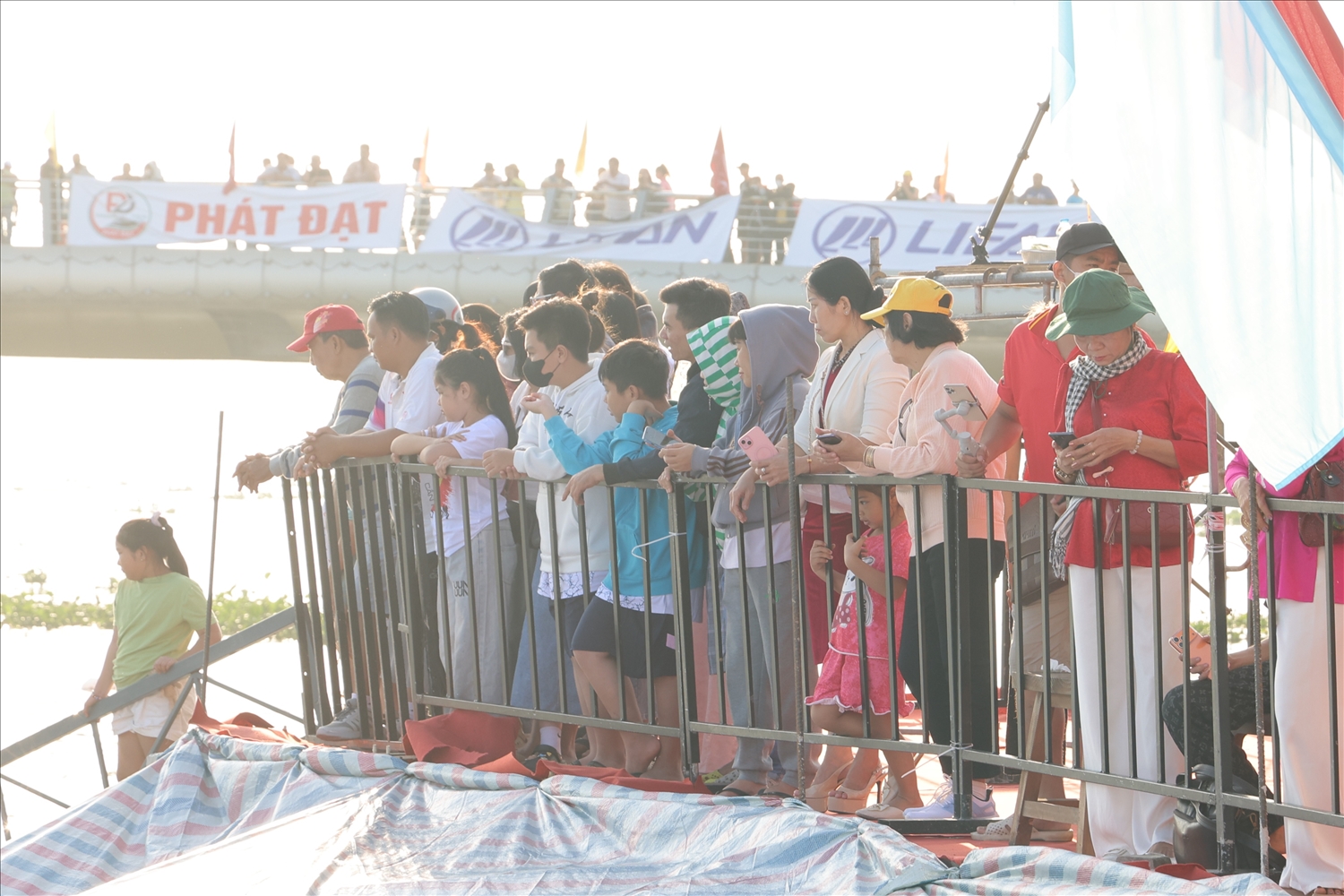 Đông đảo khán giả cổ vũ cho các tay đua