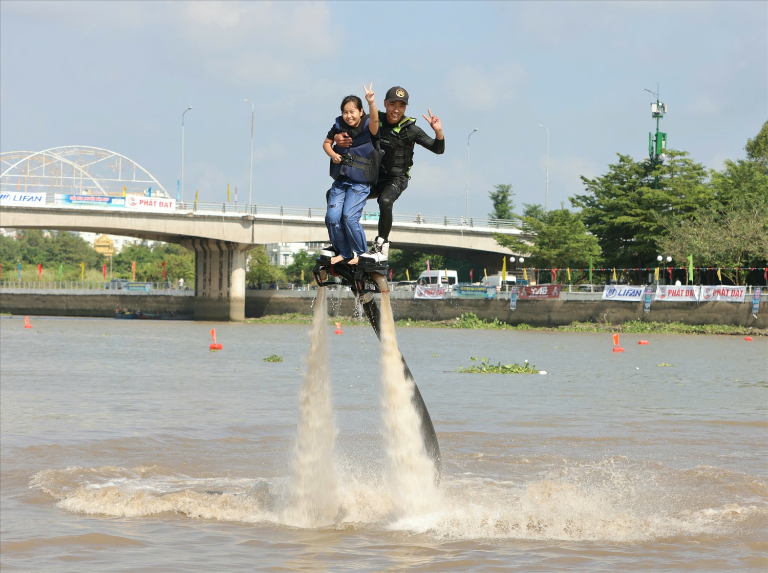 Một khán giả nhí trải nghiệm Flyboard. 
