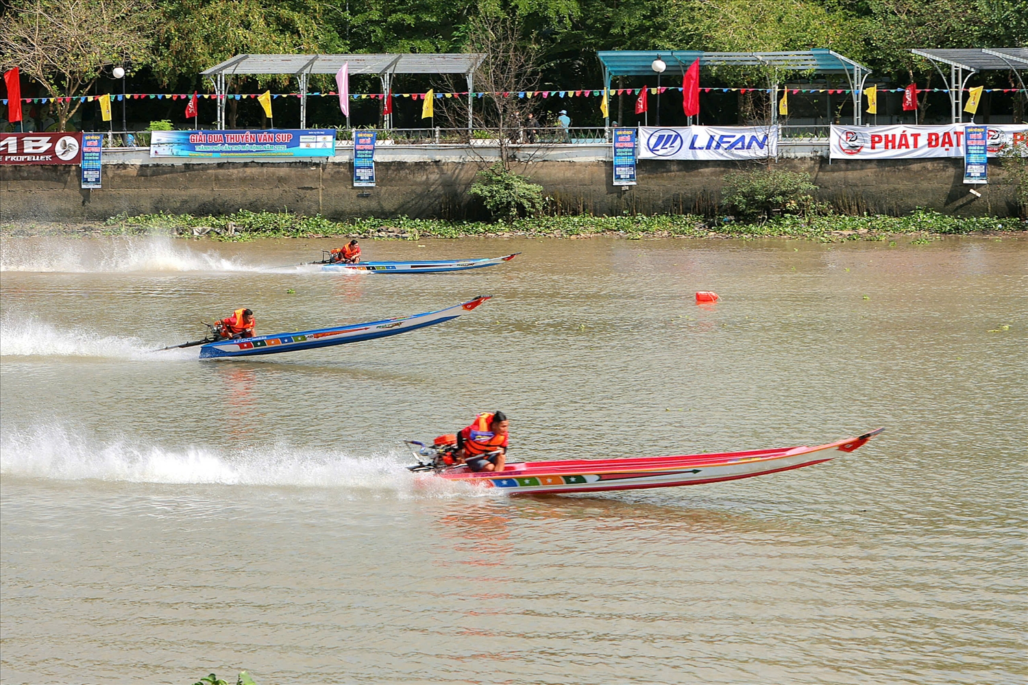 Màn so tài của các tay đua trên sông
