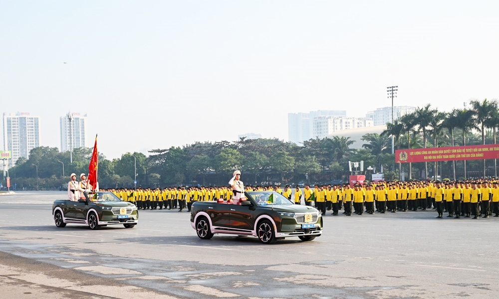 Tổ Công an kỳ, mang theo lá cờ truyền thống vẻ vang “Vì an ninh Tổ quốc” của lực lượng Công an nhân dân anh hùng dẫn đầu đội hình duyệt đội ngũ.