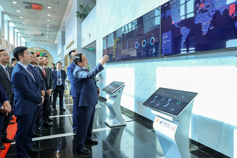 Thủ tướng Phạm Minh Chính thăm cơ sở hạ tầng của VTV - Ảnh: VGP/Nhật Bắc