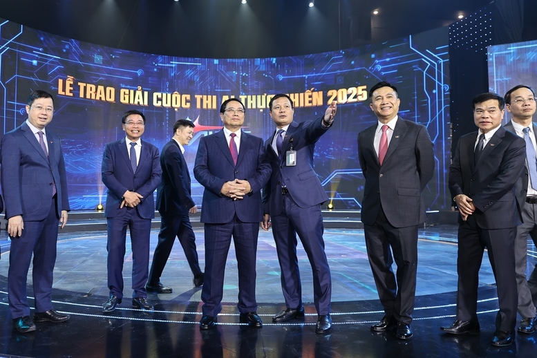 Thủ tướng Phạm Minh Chính thăm cơ sở hạ tầng của VTV - Ảnh: VGP/Nhật Bắc