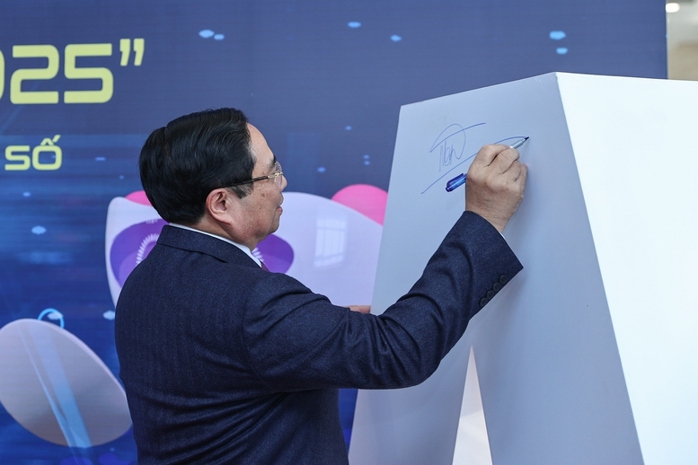 Thủ tướng Phạm Minh Chính ký lưu bút sau khi thăm cơ sở hạ tầng của VTV - Ảnh: VGP/Nhật Bắc