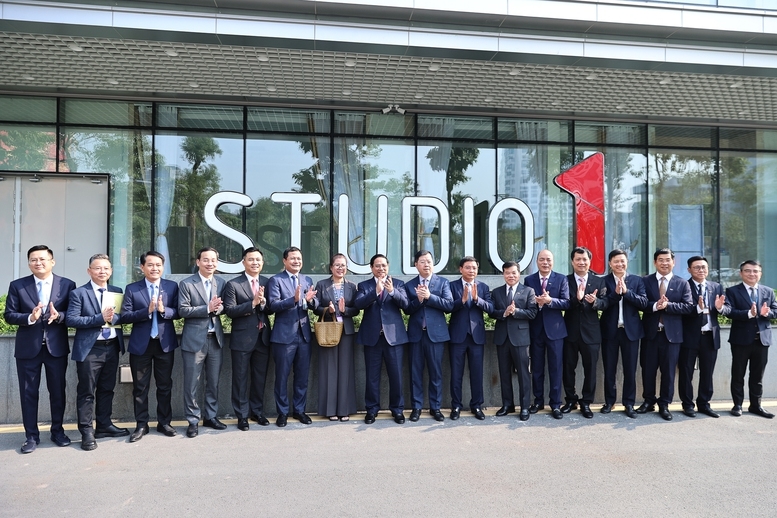 Thủ tướng Phạm Minh Chính cùng tập thể lãnh đạo VTV - Ảnh: VGP/Nhật Bắc