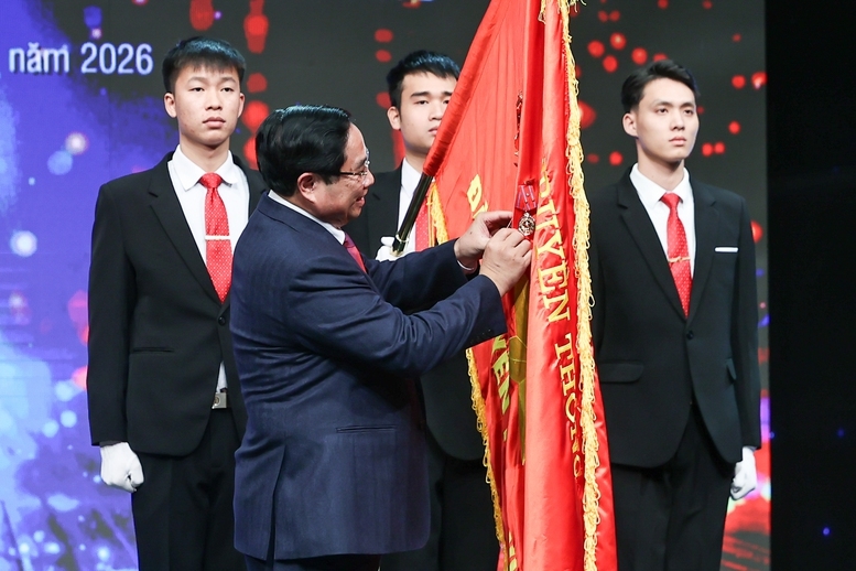 Thay mặt lãnh đạo Đảng, Nhà nước, Thủ tướng Phạm Minh Chính trao Huân chương Lao động hạng Nhất tặng Đài Truyền hình Việt Nam - Ảnh: VGP/Nhật Bắc