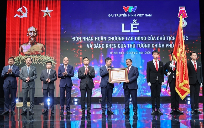 Thay mặt lãnh đạo Đảng, Nhà nước, Thủ tướng Phạm Minh Chính trao Huân chương Lao động hạng Nhất tặng Đài Truyền hình Việt Nam - Ảnh: VGP/Nhật Bắc