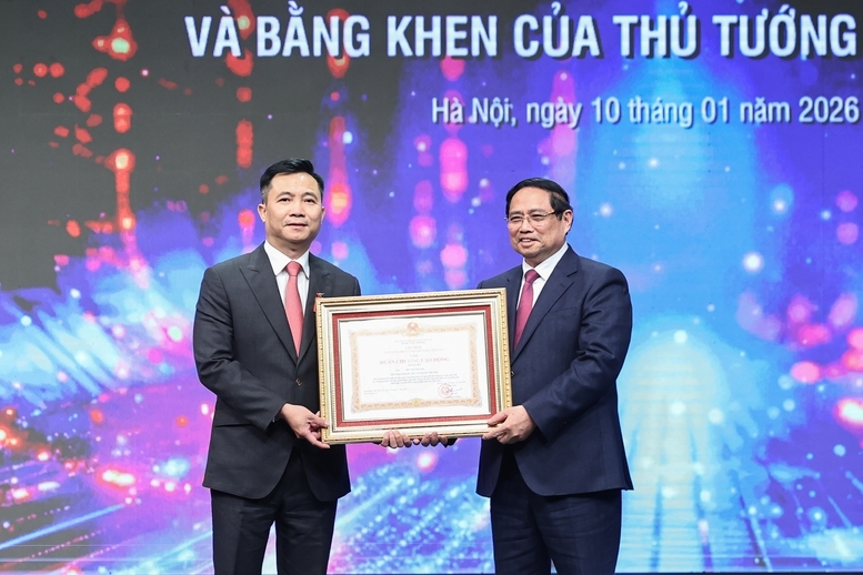 Thủ tướng Phạm Minh Chính trao Huân chương Lao động hạng Ba tặng Phó Tổng giám đốc VTV Đỗ Thanh Hải - Ảnh: VGP/Nhật Bắc