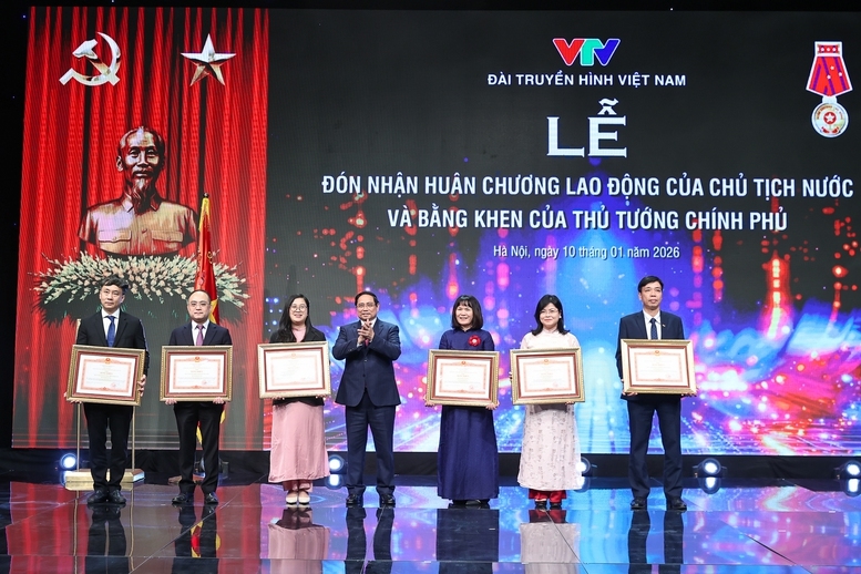 Thủ tướng Phạm Minh Chính trao Bằng khen của Thủ tướng Chính phủ tặng các tập thể, cá nhân - Ảnh: VGP/Nhật Bắc