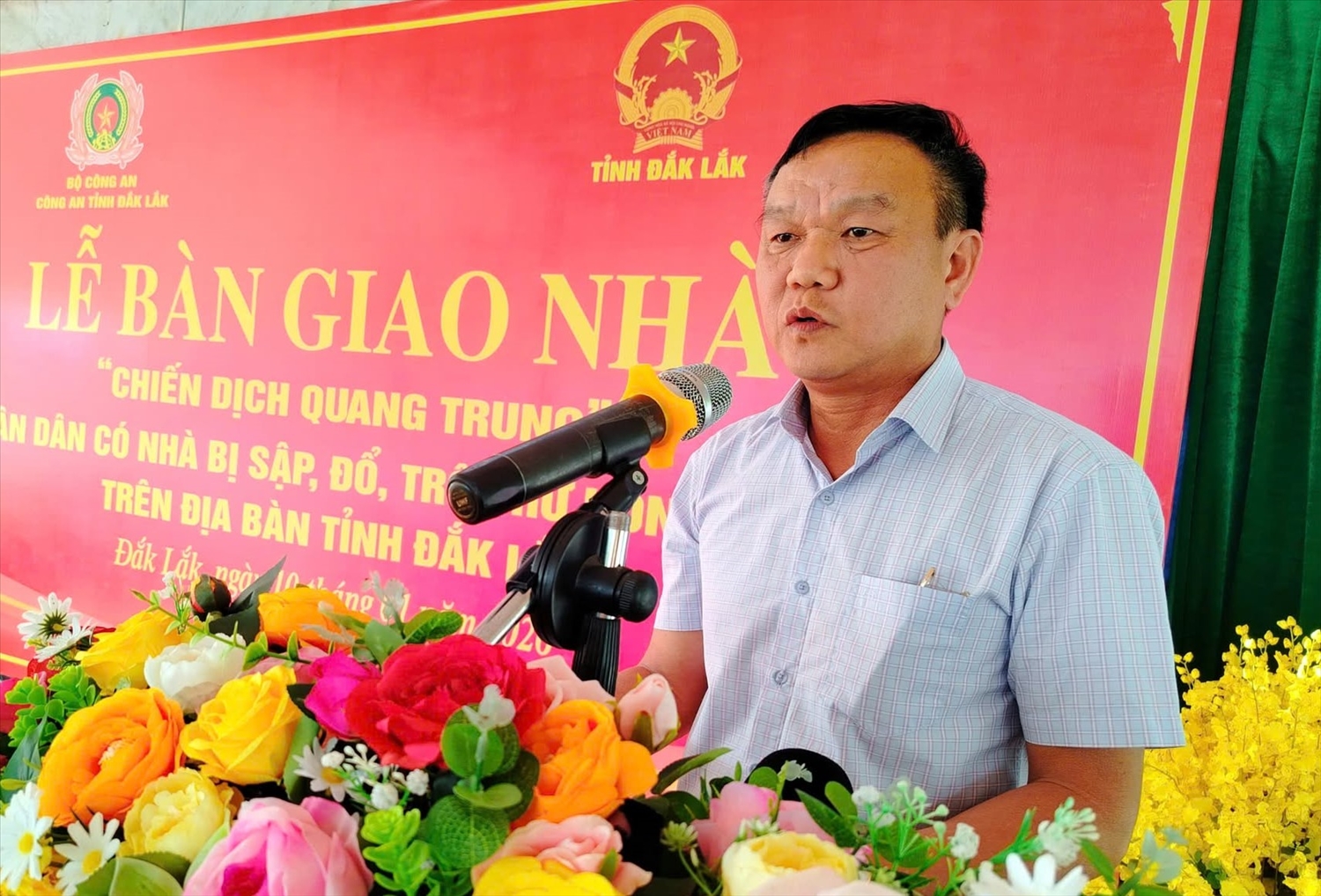 Phó Chủ tịch UBND tỉnh Đắk Lắk Đào Mỹ chúc mừng, động viên các gia đình sớm ổn định cuộc sống