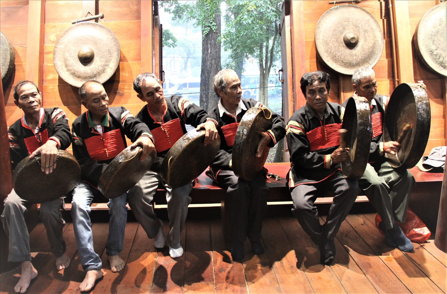 Tiếng chiêng vang lên rộn ràng, cũng là lúc lễ cúng nhà mới bắt đầu