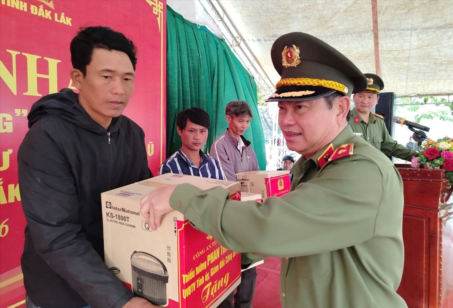 Lãnh đạo Công an tỉnh Đắk Lắk trao quà cho các hộ gia đình