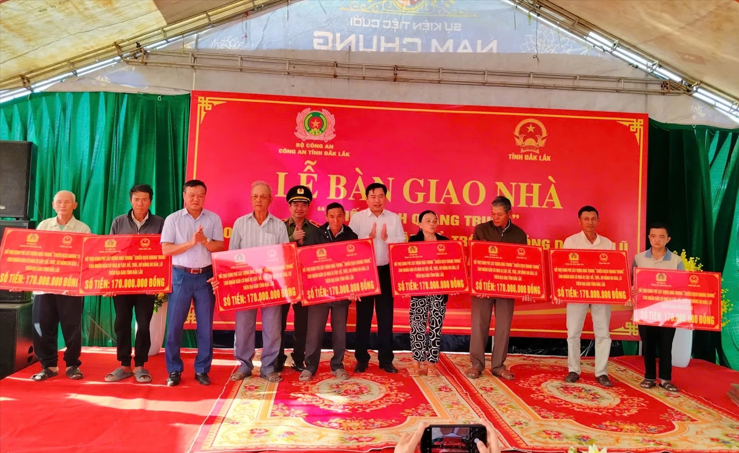 Lãnh đạo tỉnh Đắk Lắk trao bảng tượng trưng kinh phí hỗ trợ mỗi căn nhà