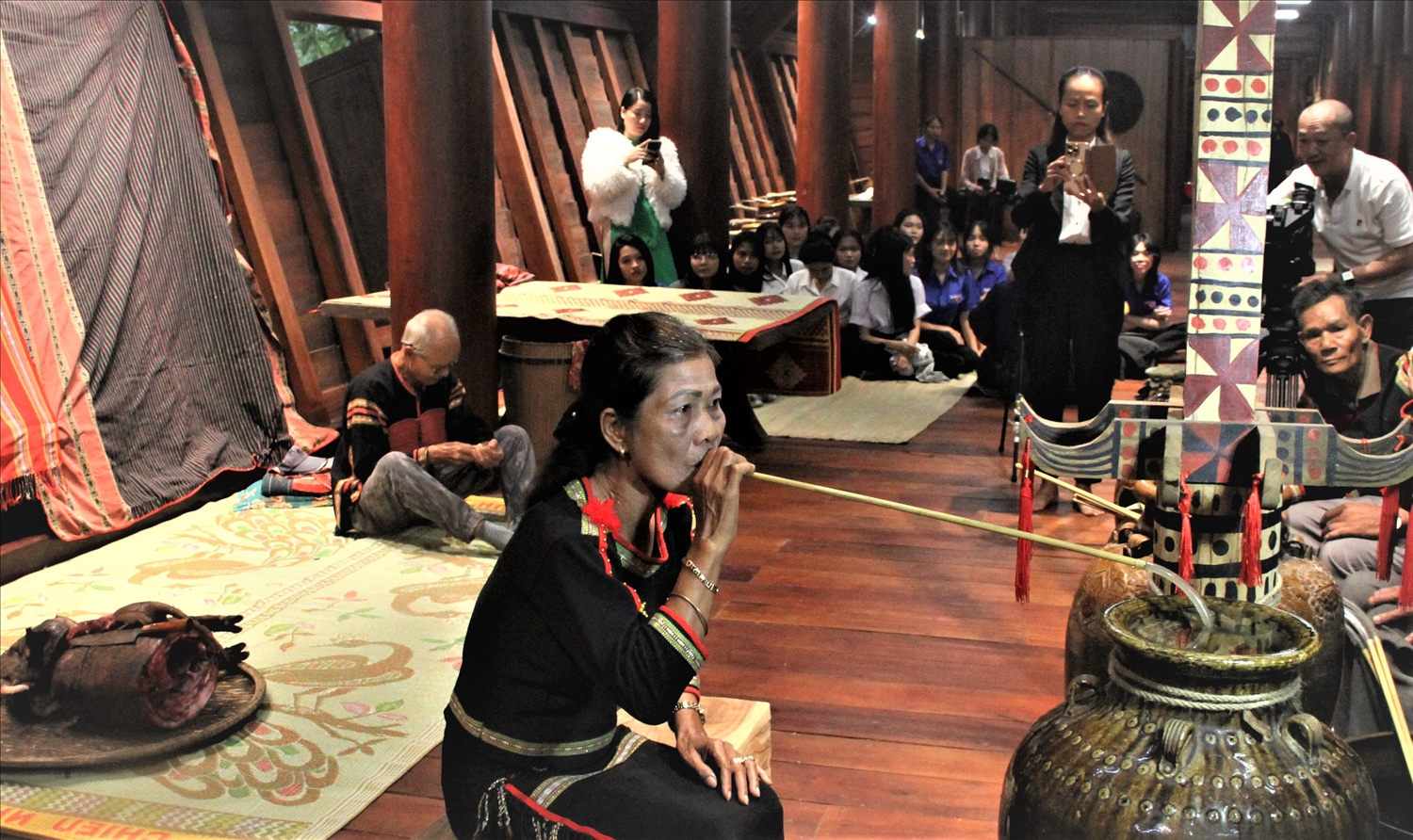 Các thành viên trong gia đình và khách mời uống rượu cần theo nghi thức truyền thống