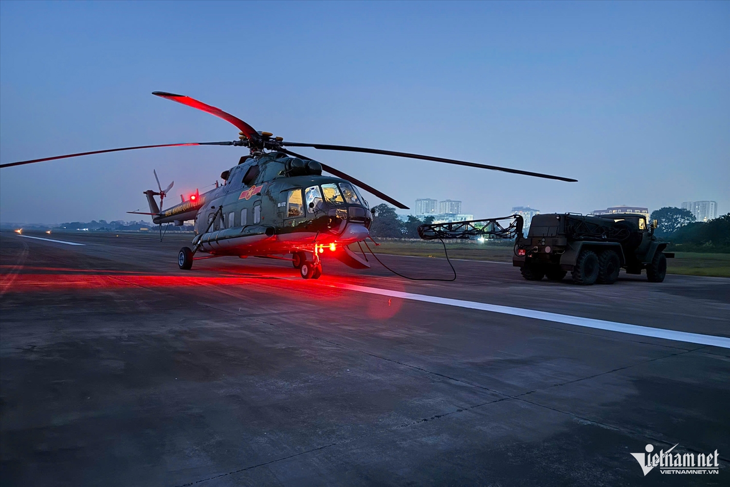 Cùng với lực lượng Công an Nhân dân, thực hiện chỉ đạo của Bộ Quốc phòng, Quân chủng Phòng không - Không quân và Sư đoàn 371, sáng 10/1, 6 tổ bay trực thăng của Trung đoàn 916 cất cánh từ sân bay Gia Lâm (Hà Nội), sẵn sàng tham gia thực hiện nhiệm vụ đảm bảo an ninh cho Đại hội XIV của Đảng.