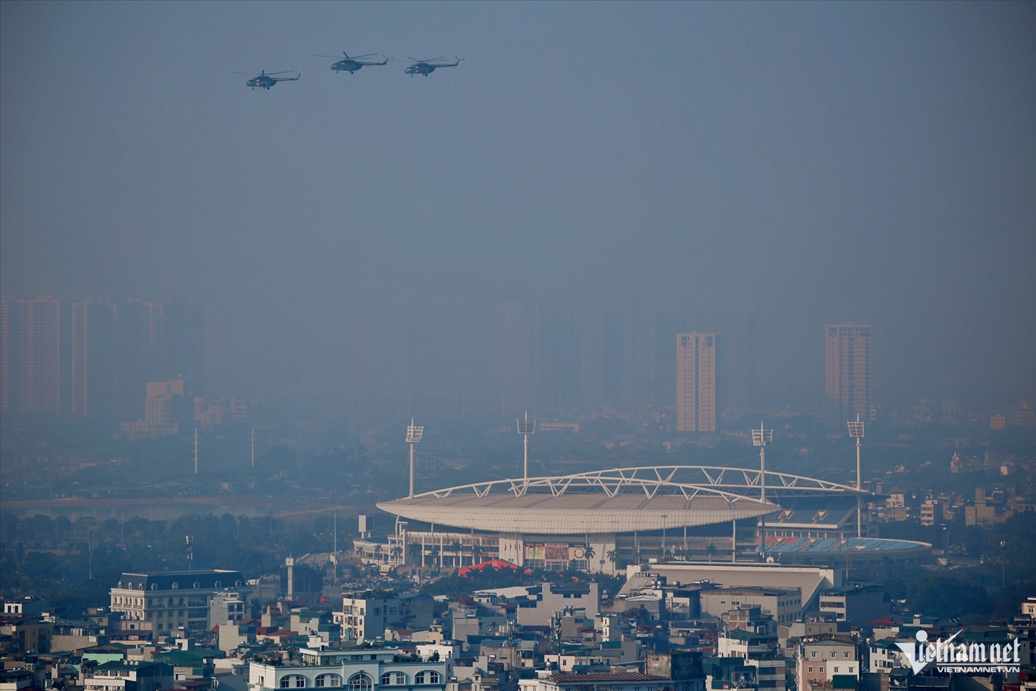 Trực thăng của Trung đoàn 916, Sư đoàn 371, Quân chủng Phòng không - Không quân bay qua khu vực quảng trường Sân vận động Quốc gia Mỹ Đình tại Lễ xuất quân, diễn tập phương án bảo đảm an ninh, trật tự Đại hội Đại biểu toàn quốc lần thứ XIV của Đảng.