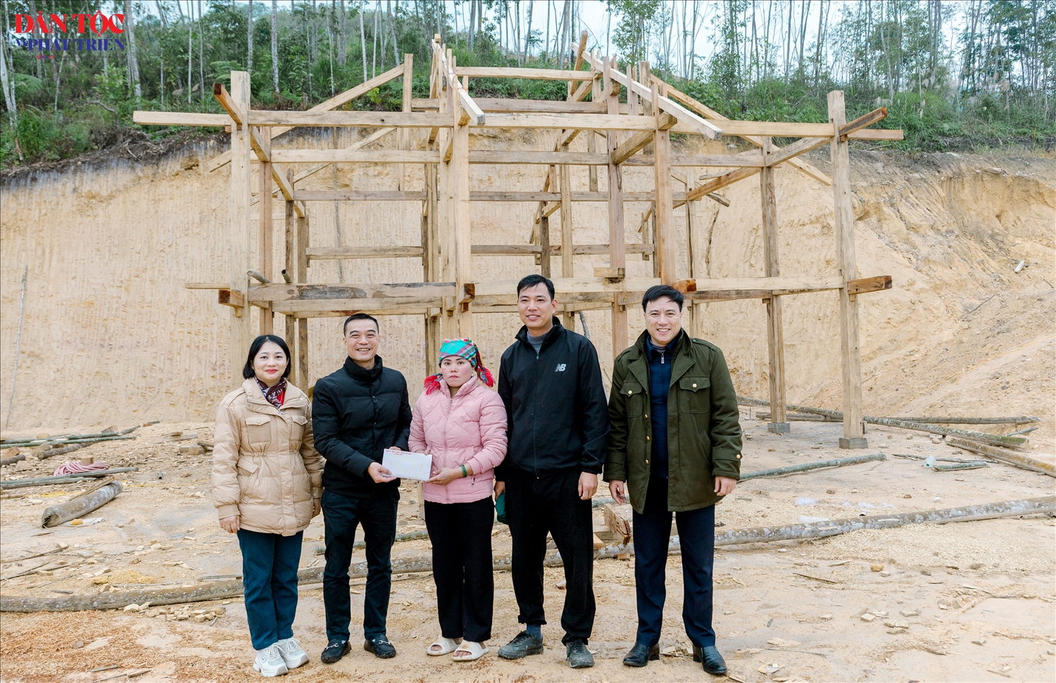 Ông Lê Kiên, Chủ tịch UBND xã Việt Lâm thay mặt chính quyền địa phương thăm hỏi, động viên gia đình anh Đặng Văn Tràng và chị Bàn Thị Thậy tại thôn Nặm Ngạn