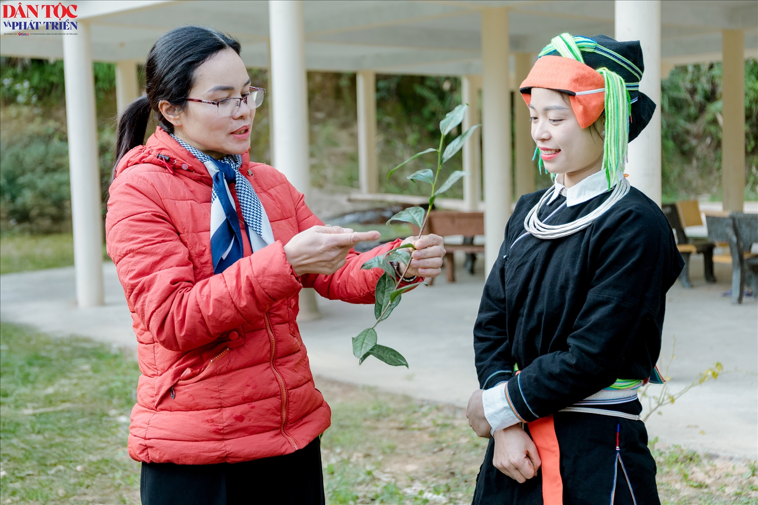 Học viên Đặng Thị Hoa (bên phải): Em thấy học nghề rất thiết thực. Không chỉ học cho bản thân, mà còn có thể hướng dẫn lại cho gia đình, hàng xóm.