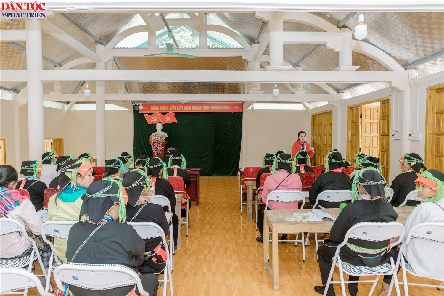 Lớp đào tạo nghề trồng và chế biến chè cho đồng bào dân tộc Dao tại thôn Khuổi Hóp, xã Việt Lâm, tỉnh Tuyên Quang